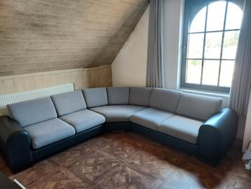 Mooie ruime hoekzetel beschikbaar voor biedingen