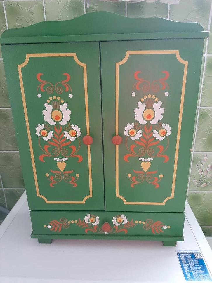 Retro poppenkleerkastje groen met bloemenmotief, Kinderen en Baby's, Speelgoed | Houten speelgoed, Ophalen