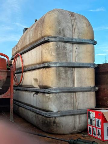 Plastic mazoutton beschikbaar voor biedingen