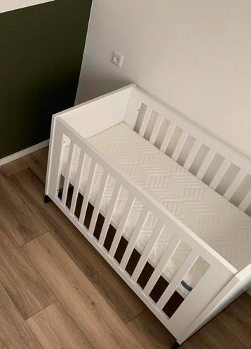 Ledikant met matras beschikbaar voor biedingen