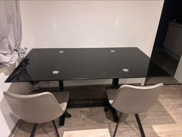Zwarte glazen eettafel – stijlvol en modern beschikbaar voor biedingen