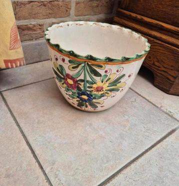 Retro handgeschilderde bloempot met bloemen  beschikbaar voor biedingen