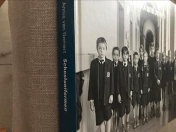 Boek- Schooluniformen  beschikbaar voor biedingen
