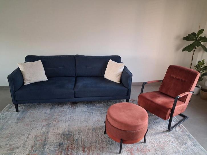 3-zit Henders&Hazel in blauw met fauteuil en poef in koper, Huis en Inrichting, Zetels | Zetels, Rechte bank, Driepersoons, 200 tot 250 cm