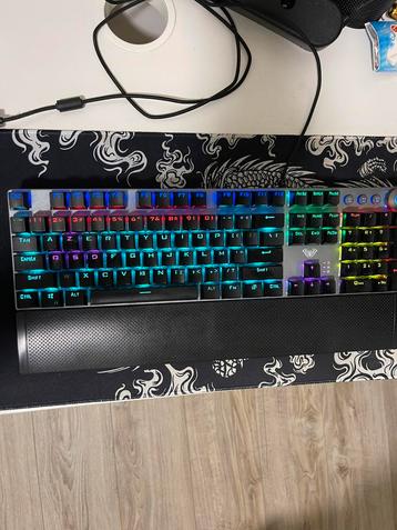 Clavier de jeu Aula RGB avec commutateurs bleus  disponible aux enchères