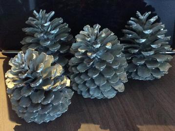 Grote zilverbeschilderde dennenappels beschikbaar voor biedingen