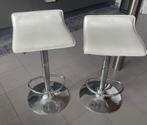 2 witte leren hoge krukken, in hoogte verstelbaar. 20€, Ophalen, Gebruikt, 60 tot 90 cm, Metaal