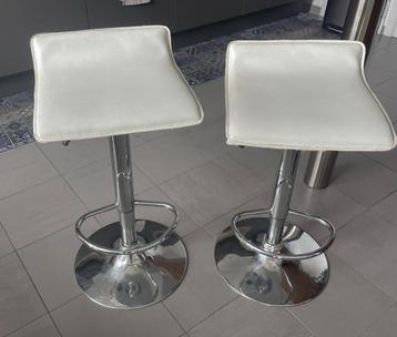 2 witte leren hoge krukken, in hoogte verstelbaar. 20€ beschikbaar voor biedingen