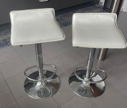 2 witte leren hoge krukken, in hoogte verstelbaar. 20€, Huis en Inrichting, Barkrukken, Gebruikt, 60 tot 90 cm, Leer, Metaal, 2 krukken