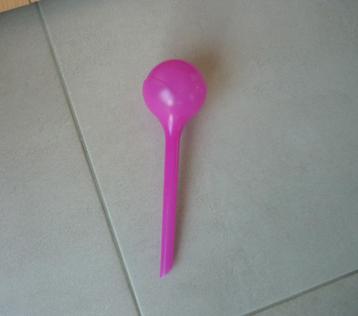 Fuchsia roze kunststof waterbol waterdruppelaar watergever beschikbaar voor biedingen