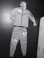 Nike nieuw set ,jas met kap fleece + broek fleece, Fitness, Nike, Nieuw, Ophalen of Verzenden