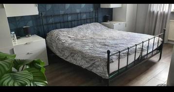 Bed met elektrische verstelbare bodem en 2 toppers beschikbaar voor biedingen