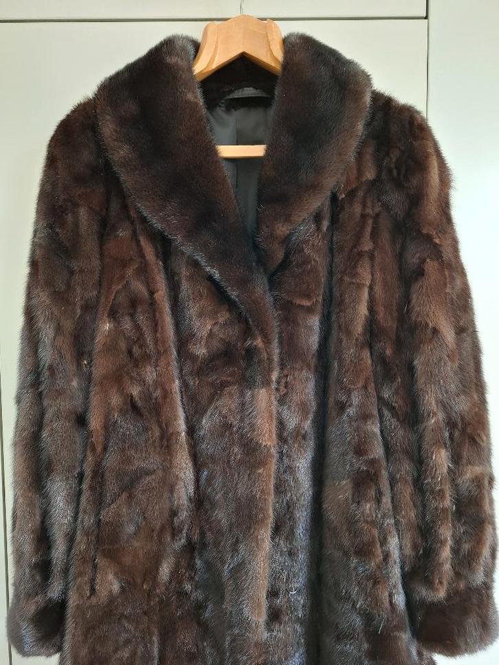 Donkerbruine lange nertsmantel maat 40/42, Kleding | Dames, Jassen | Winter, Zo goed als nieuw, Maat 38/40 (M), Bruin, Ophalen