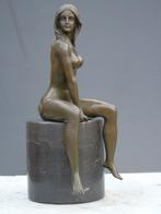 statue d une femme nue assise sur socle rond signé ., Bronze, Enlèvement ou Envoi
