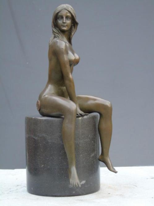 statue d une femme nue assise sur socle rond signé ., Antiquités & Art, Antiquités | Bronze & Cuivre, Bronze, Enlèvement ou Envoi