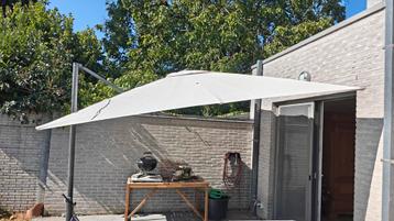 Gratis zweefparasol 300 x 300 cm beschikbaar voor biedingen