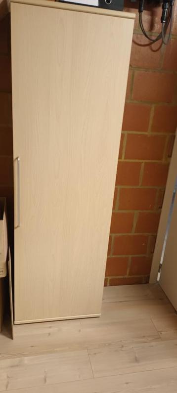 Kast met legplanken beschikbaar voor biedingen