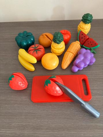 Groenten en fruit om te snijden beschikbaar voor biedingen