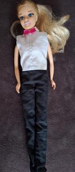 barbie  met wit hemd en zwarte broek, Kinderen en Baby's, Speelgoed | Poppen, Ophalen of Verzenden, Zo goed als nieuw, Barbie
