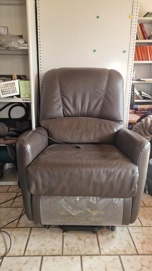 Medalounger relaxzetel (leer + elektrisch + liftfunctie), Huis en Inrichting, Zetels | Zetels en Chaises Longues, Zo goed als nieuw