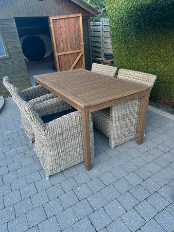 Teak tuintafel + 4 stevige tuinstoelen beschikbaar voor biedingen