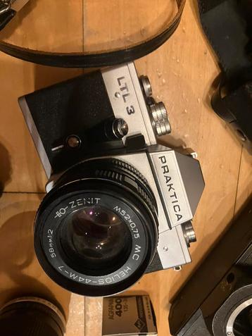 Vintage camera en lenzen. Practica beschikbaar voor biedingen