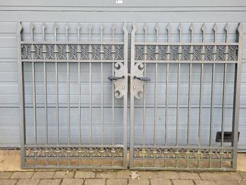 Antiek massief smeedijzeren tuinhek tuinpoort met paal beschikbaar voor biedingen