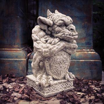 Betonnen tuinbeeld - waterspuwer (gargoyle) met schild