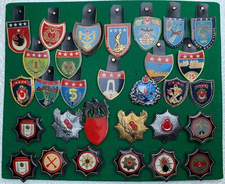 Turkse insignes, 30x verschillende militaire insignes AlsLOT, Verzamelen, Militaria | Algemeen, Landmacht, Embleem of Badge, Ophalen of Verzenden