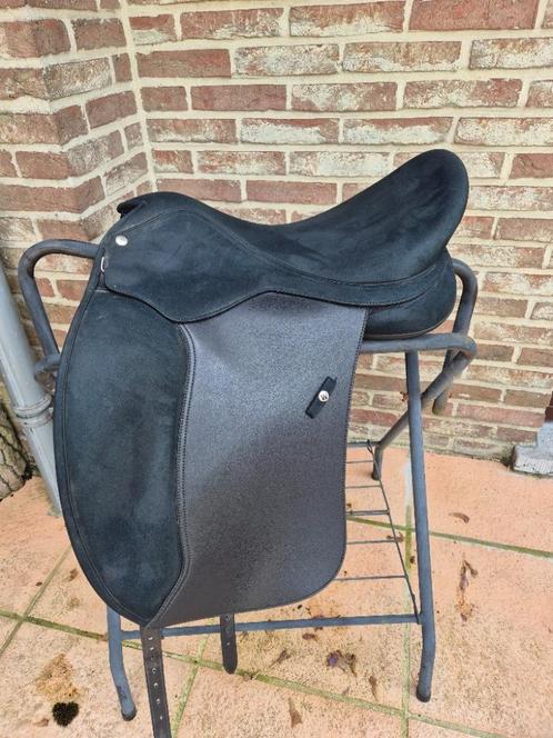 Wintec Pro WIDE Hart 17.5 dressuurzadel, Dieren en Toebehoren, Paarden en Pony's | Hoofdstellen en Tuigage, Zo goed als nieuw