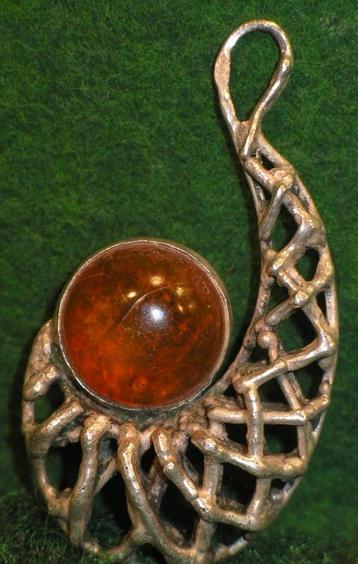 ZILVEREN HANGER BEZET MET EEN AMBERKLEURIGE PAREL beschikbaar voor biedingen
