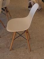 Eames replica, Enlèvement, Blanc