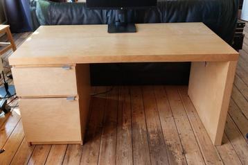 Bureau met kastje en lade (140 cm x 65 cm) beschikbaar voor biedingen