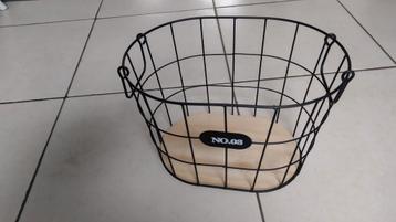 Metalen mandje met houten bodem en 2 metalen handvaten beschikbaar voor biedingen