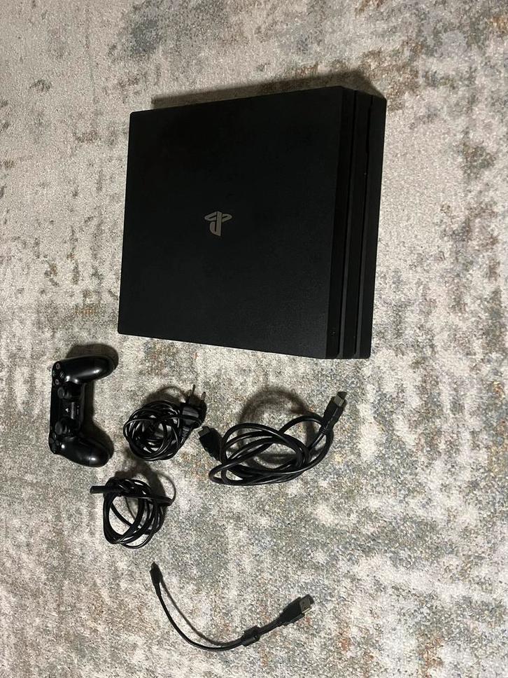 PlayStation 4 Pro avec manette et câbles !, Consoles de jeu & Jeux vidéo, Consoles de jeu | Sony PlayStation 4, Utilisé, Pro, Avec 1 manette