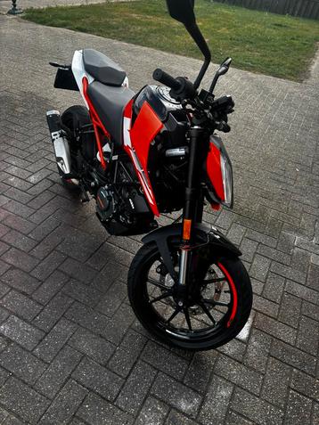 KTM Duke 125 2017  slechts 2700KM beschikbaar voor biedingen
