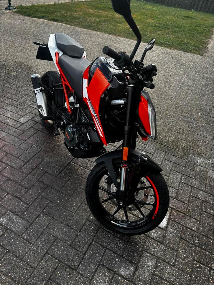 KTM Duke 125 2017  slechts 2700KM, Motoren, Motoren | KTM, Particulier, Naked bike, ABS, LED Verlichting, Ophalen