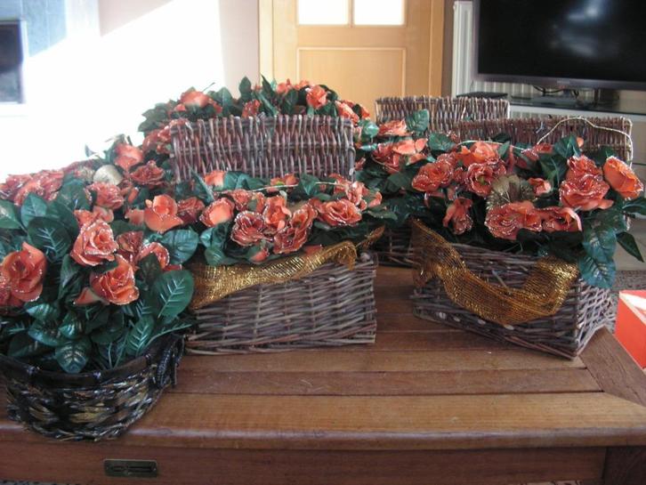 6 mandjes met namaak rozen., Huis en Inrichting, Woonaccessoires | Kunstplanten en Kunstbloemen, Zo goed als nieuw, Binnen, Ophalen of Verzenden