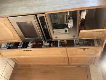 Gebruikte keuken met toestellen  beschikbaar voor biedingen