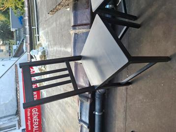 Twee zwarte stoelen-Deux chaises noires-Two black chairs beschikbaar voor biedingen