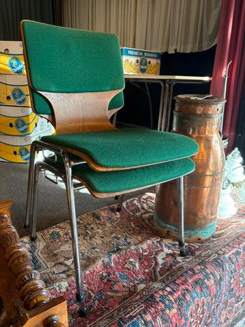 Set 6 vintage stapelbare stoelen beschikbaar voor biedingen