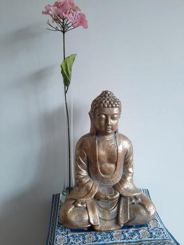 Boeddha + bijpassende vaas met bloem  beschikbaar voor biedingen