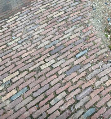 Gebakken klei waaltjes beschikbaar voor biedingen