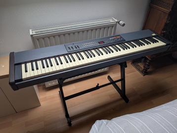 Roland RD-150 + verstelbare steun beschikbaar voor biedingen