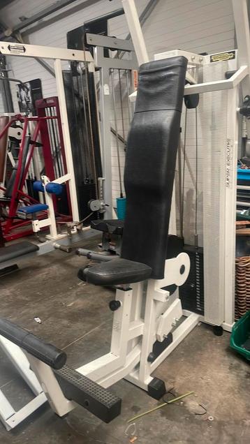 Vertical traction technogym in nieuwstaat  beschikbaar voor biedingen