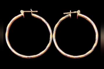 TWEEKLEURIGE 18K GOUDEN OORRINGEN  beschikbaar voor biedingen
