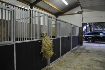 Paardenboxen, paardenstallen, stallen, voorwanden, zijwanden disponible aux enchères