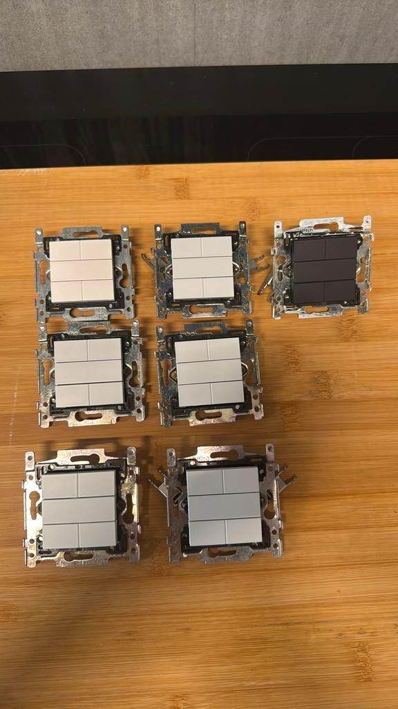 6 witte en 1 antracietkleurige 4-voudige DK 24v Niko, Doe-het-zelf en Bouw, Elektriciteit en Kabels, Zo goed als nieuw, Ophalen of Verzenden