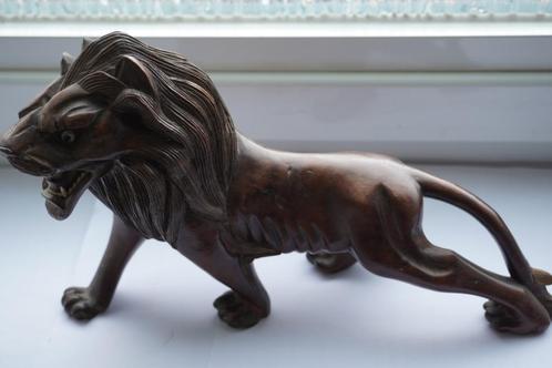 Impressionnant lion sculpté en bois tropical brun foncé, Antiquités & Art, Art | Art non-occidental, Enlèvement ou Envoi