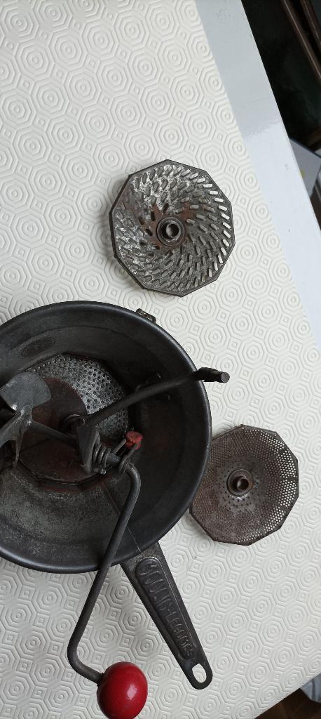 Vintage accessoire cuisine, passe légumes, presse purée, Antiquités & Art, Antiquités | Accessoires de maison, Enlèvement ou Envoi